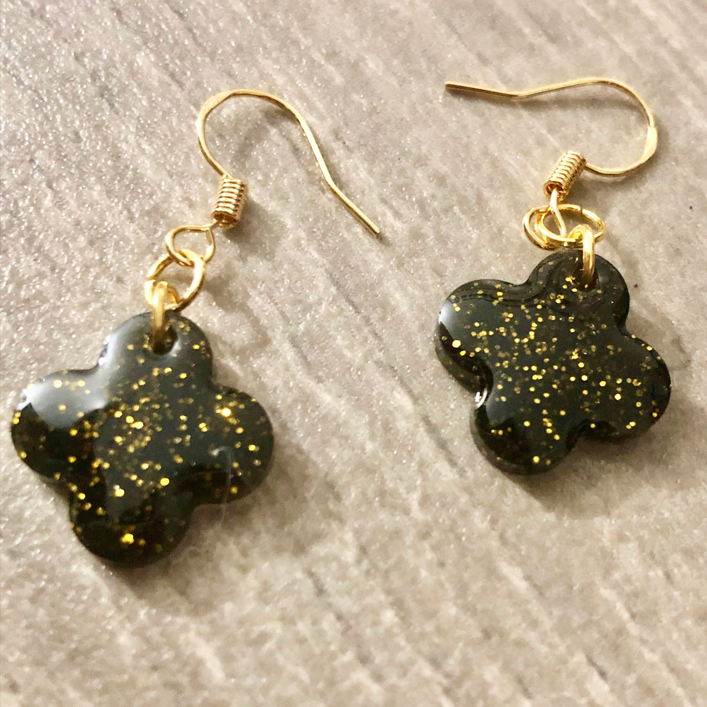 Quatrefoil and star earrings set