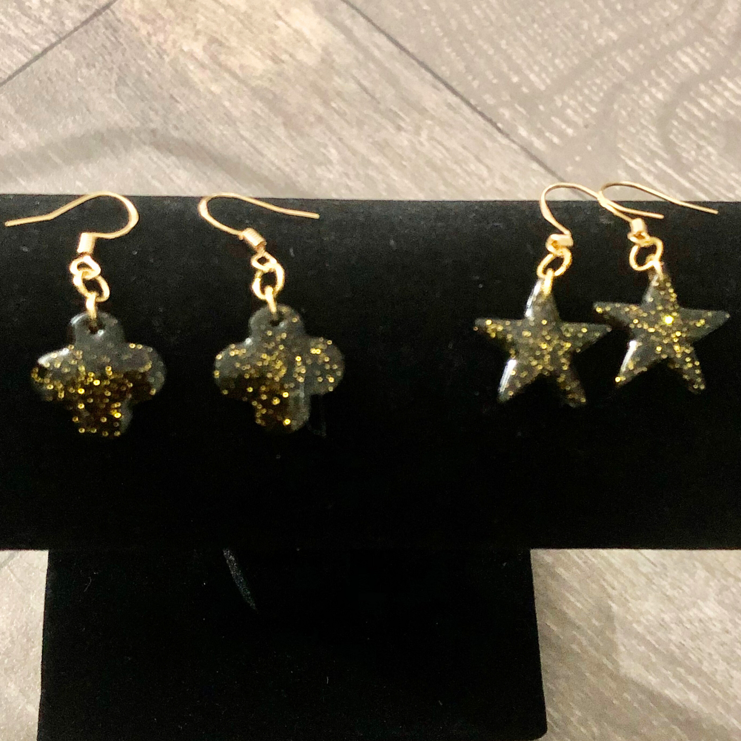 Quatrefoil and star earrings set