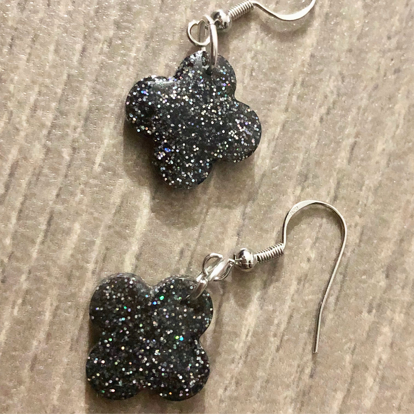 Quatrefoil and star earrings set